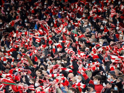 Aficionados del Athletic Club celebran el pase de su equipo a cuartos de final tras derrotar al FC Barcelona en los octavos de final de la Copa del Rey que disputaron el jueves en Bilbao.