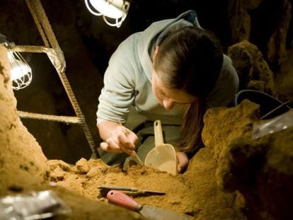 Una investigadora del CSIC, en la cueva del Sidr&oacute;n (Asturias). 