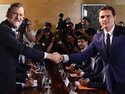 Rajoy y Rivera, tras firmar el pacto de investidura.