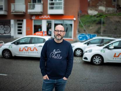 Borja Cobeaga, creador de 'No me gusta conducir', entre coches de autoescuela, la semana pasada en Madrid. Foto: Inma Flores