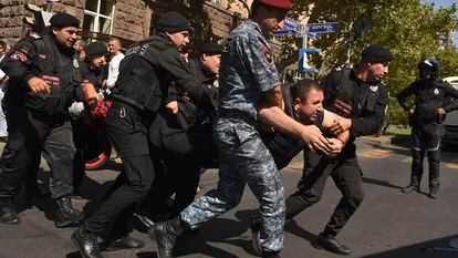 Policías armenios detienen a un hombre durante una protesta contra la acción militar de Azerbaiyán en la región de Nagorno-Karabaj, en Ereván, Armenia, este viernes.