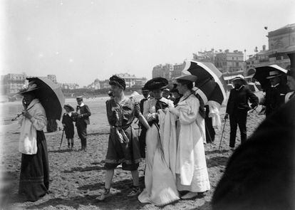 Mujeres en la playa de Biarritz (Francia). Cantero Cortés tomó imágenes en distintas zonas.