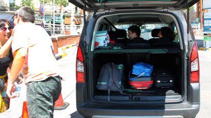 Usuarios de BlaBlaCar se preparan para viajar desde la estación de Atocha (Madrid).