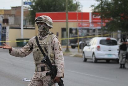 Las autoridades estatales no han informado hasta el momento de la conexión entre los múltiples ataques que han causado el pánico en diferentes puntos de la ciudad. En la imagen, un soldado resguarda las calles de Ciudad Juárez.
