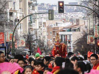 El Nuevo Año Chino viste las calles de Usera de colores llamativos