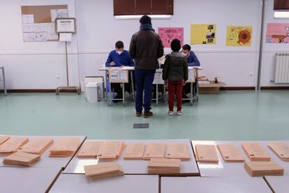 Vista de un colegio electoral en Valladolid, este domingo.