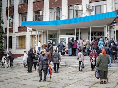 Residents queue for humanitarian aid in Konstantynivka.