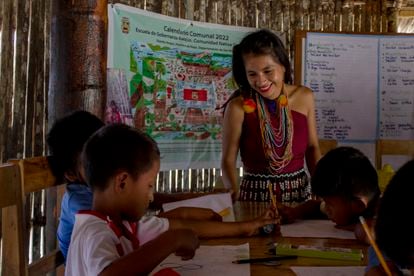 Ruth Tavita, responsable de la biblioteca de la comunidad Shampuyacu, ubicada al norte de la Amazonía peruana, junto a los niños de la localidad.
