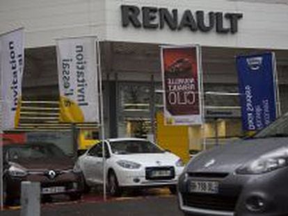Vista general de unos coches expuestos en un concesionario de Renault en Par&iacute;s.