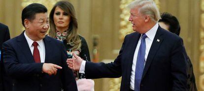 El presidente chino Xi Jinping bromea con Donald Trump el pasado jueves, durante la visita del presidente de EEUU al país asiático.