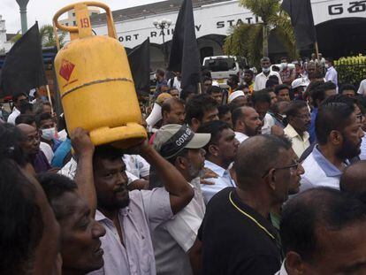 Un manifestante porta una bombona de gas en el transcurso de la protesta del pasado 30 de junio en Sri Lanka. 