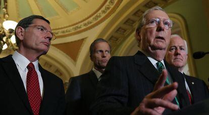 Mitch McConnell, el l&iacute;der republicano en el Senado, junto a otros republicanos en el Capitolio.
 