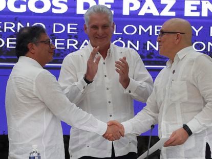 Gustavo Petro y Antonio García, jefe del ELN, se saludan en La Habana, frente al presidente de Cuba, Miguel Díaz Canel, en junio de 2023.