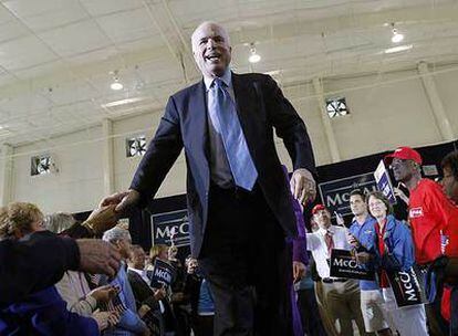 El aspirante republicano John McCain saluda a  simpatizantes ayer en un mitin en Orlando, Florida.