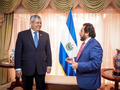 Dante Mossi junto al vicepresidente de El Salvador, Félix Ulloa, el 21 de abril de 2023.