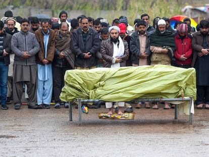 Los familiares de una víctima paquistaní oran en su funeral, asesinada durante el intercambio de bombardeos entre India y Pakistán, en Islamabad.