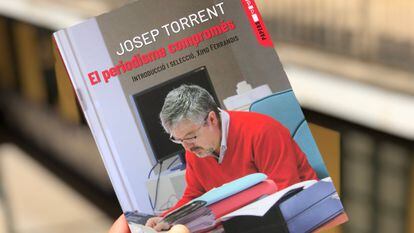 Portada del libro 'El periodisme compromés' que recopila artículos del que fue delegado de El País en la Comunidad Valenciana, Josep Torrent.