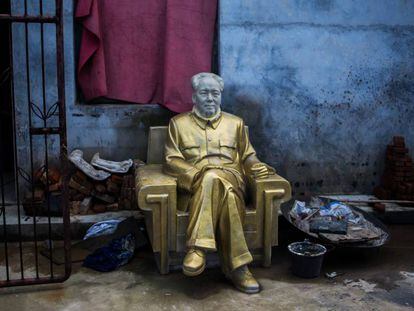 Estatua de Mao en el patio de una f&aacute;brica de recuerdos del l&iacute;der chino en Shaoshan, su ciudad natal. 