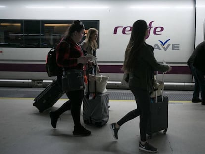 Viajeros del tren AVE en la estación de Sants, Barcelona.