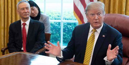 Donald Trump, durante su encuentro con el viceprimer ministro chino Liu He en el Despacho Oval de la Casa Blanca. 