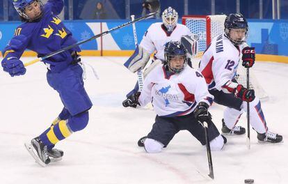 Un partit d'hoquei sobre gel femení entre un equip de les dues Corees i Suècia.