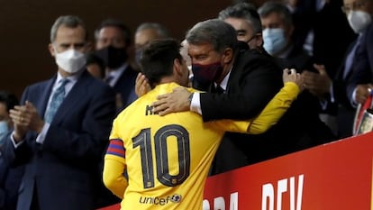 Messi y Laporta se abrazan en el palco antes de que Felipe VI entregue la Copa al capitán del Barça.