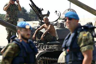 <i>Cascos azules</i> españoles junto a soldados del Ejército libanés, en el puerto de Naqura.