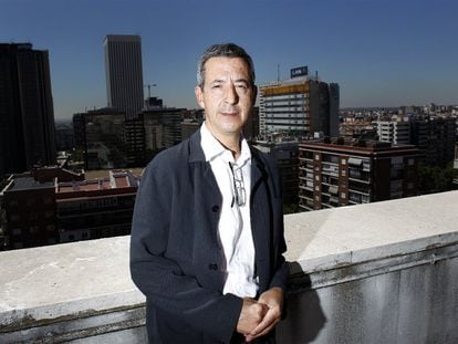 Constantino Méndez, durante su etapa como secretario de Estado de Defensa, en una terraza del ministerio.