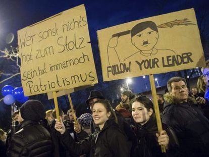 Una de las pancartas durante la manifestación a favor de la diversidad de razas en Colonia mostraba la imagen de Hitler y la frase "Sigan a su líder".