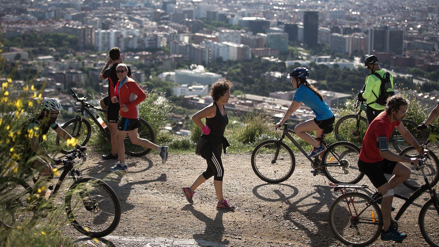 España: Deportistas y mayores salen a la calle 48 días después