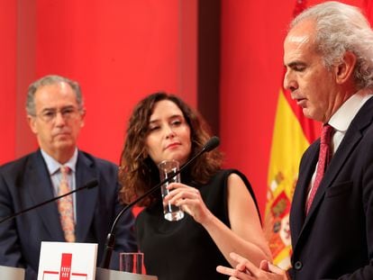 La presidenta de la Comunidad de Madrid, Isabel Díaz Ayuso (c), junto al vicepresidente, Enrique Ossorio (i) y el consejero de Sanidad, Enrique Ruiz Escudero, en una rueda de prensa el pasado noviembre.