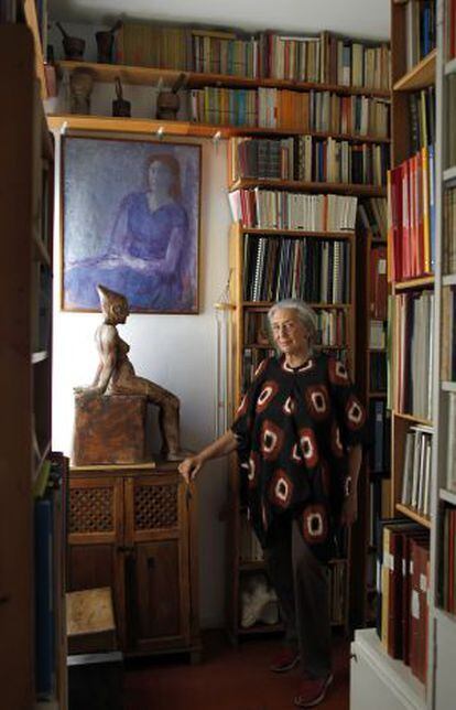 La poeta y traductora Clara Janés, en un rincón de su biblioteca en su domicilio de Madrid en una imagen de 2011.