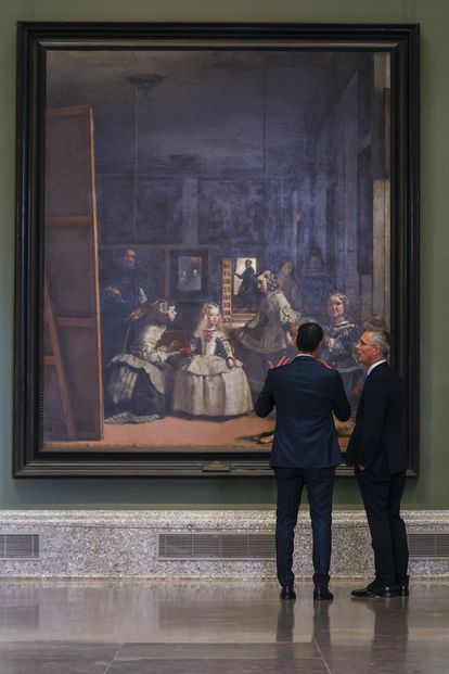 El presidente del Gobierno, Pedro Sánchez (a la izquierda), y el secretario general de la OTAN, Jens Stoltenberg, contemplan 'Las Meninas', de Velázquez, el miércoles en el Museo del Prado.