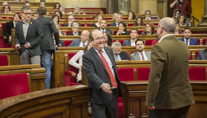 Encreuaments, sovint, inc&ograve;modes, al Parlament.