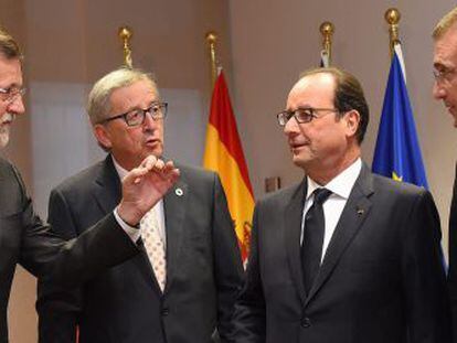 HO21 BRUSELAS (B&Eacute;LGICA), 18/12/2014.- (i-d) El presidente del Gobierno espa&ntilde;ol, Mariano Rajoy, el presidente de la Comisi&oacute;n Europea (CE), Jean-Claude Juncker, el presidente franc&eacute;s, Fran&Ccedil;ois Hollande, y el primer ministro portugu&eacute;s, Pedro Passos Coelho, durante su reuni&oacute;n en el marco de la cumbre del Consejo Europeo en Bruselas, B&eacute;lgica, hoy, 18 de diciembre de 2014. Los jefes de Estado y de Gobierno de la Uni&oacute;n Europea (UE) comenzaron hoy una cumbre dedicada al plan de inversiones europeo, que espera movilizar 315.000 millones de euros, y a la situaci&oacute;n en Ucrania, la primera que preside el polaco Donald Tusk al frente del Consejo Europeo. EFE/EMMANUEL DUNAND / POOL PROHIBIDO SU USO POR MAXPPP