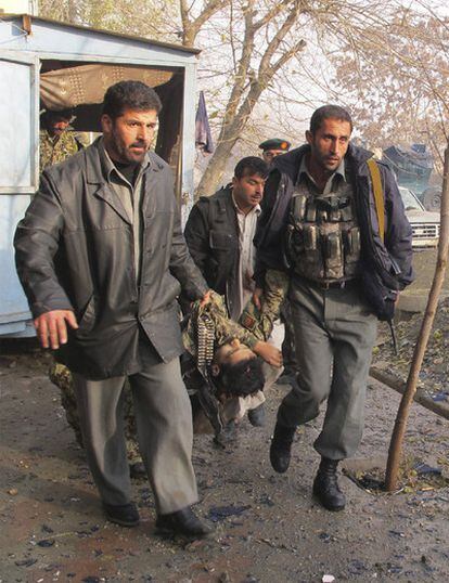 Traslado de un soldado afgano, víctima del atentado suicida en Kunduz.