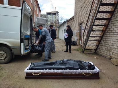 Traslado de cadáveres en el Instituto Forense de Mikolaiv.