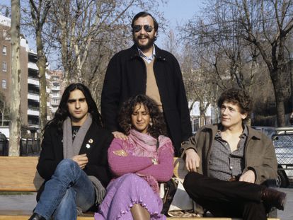 Eloy de la Iglesia posa con los actores Antonio Flores, Rosario Flores y José Luis Manzano, el trío protagonista de "Colegas", en Madrid en 1982.