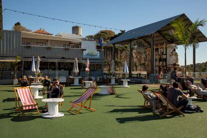 Terraza de uno de los restaurantes de la isla Cockatoo, donde relajarse viendo la bahía de Sídney.