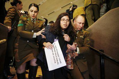 La policía saca a una mujer que protestaba contra la despenalización del aborto en Chile.