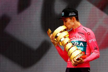 Jai Hindley, en el último podio del Giro de 2022, besa el trofeo Senza Fine.