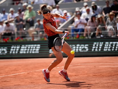 Muchova golpea la pelota durante el partido contra Sabalenka en París.