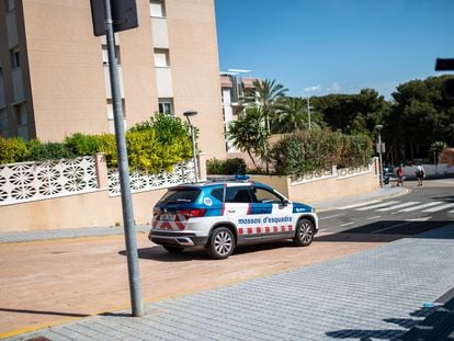 Un coche de agentes de policía en la zona del tiroteo, en la plaza de les Palmeres, en Salou (Tarragona), este jueves.