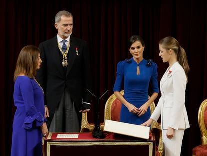 La princesa Leonor (a la derecha) jura la Constitución ante la presidenta del Congreso, Francina Armengol (izquierda), y los reyes de España, Felipe VI y Letizia, en el día de su 18 cumpleaños, en el Congreso de los Diputados, el 31 de octubre.