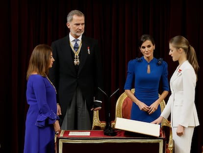 La princesa Leonor (a la derecha) jura la Constitución ante la presidenta del Congreso, Francina Armengol (izquierda), y los reyes de España, Felipe VI y Letizia, en el día de su 18 cumpleaños, en el Congreso de los Diputados, el 31 de octubre.