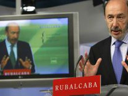 Rubalcaba, candidato socialista, en la sede de Ferraz.