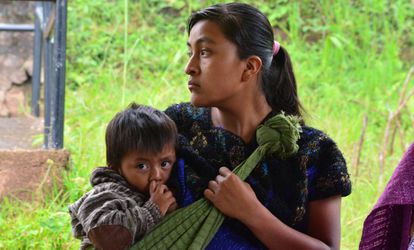 Una madre con su hijo en Chiapas (México), donde son atendidos gracias al programa Salud Mesoamérica.