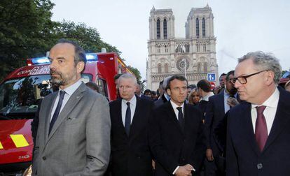 Emmanuel Macron (centro), durante el incendio de la catedral de Notre Dame, el pasado lunes.