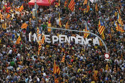 Milers de manifestants demanen la independència de Catalunya als carrers de Barcelona en la Diada del 2012.