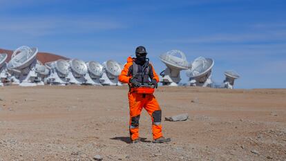 El operador del camión hecho a la medida para mover las antenas de ALMA se encuentra en el sector donde se reubicara la antena satelital, el 19 de mayo de 2022.